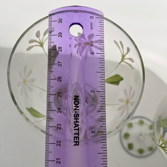 Set Of Two Handpainted Daisy Wineglasses - Picture 5 of 5